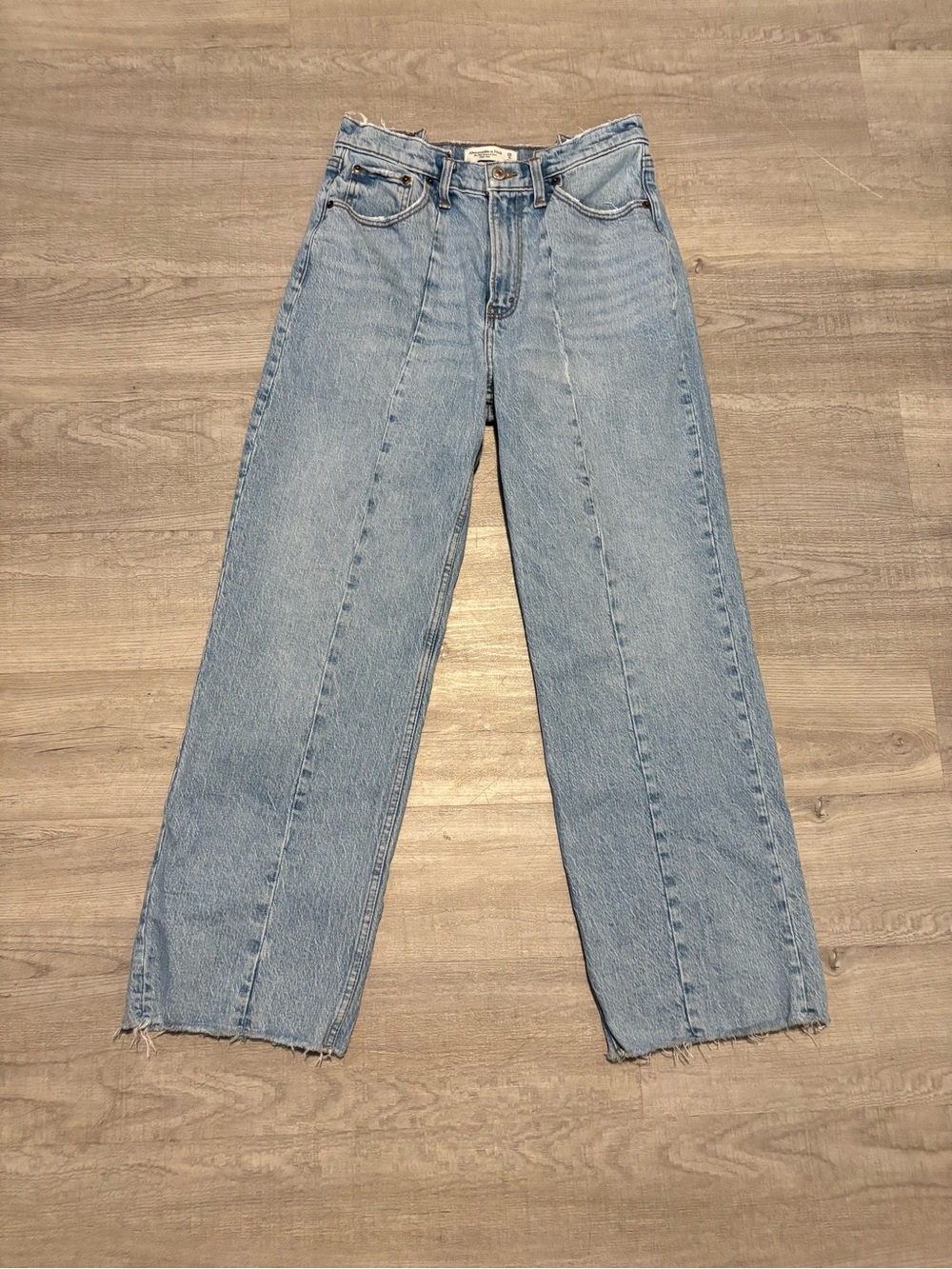 Abercrombie & Fitch Jeans Sz 6/28 The 90’s Relax Jeans High Rise Light Wash
